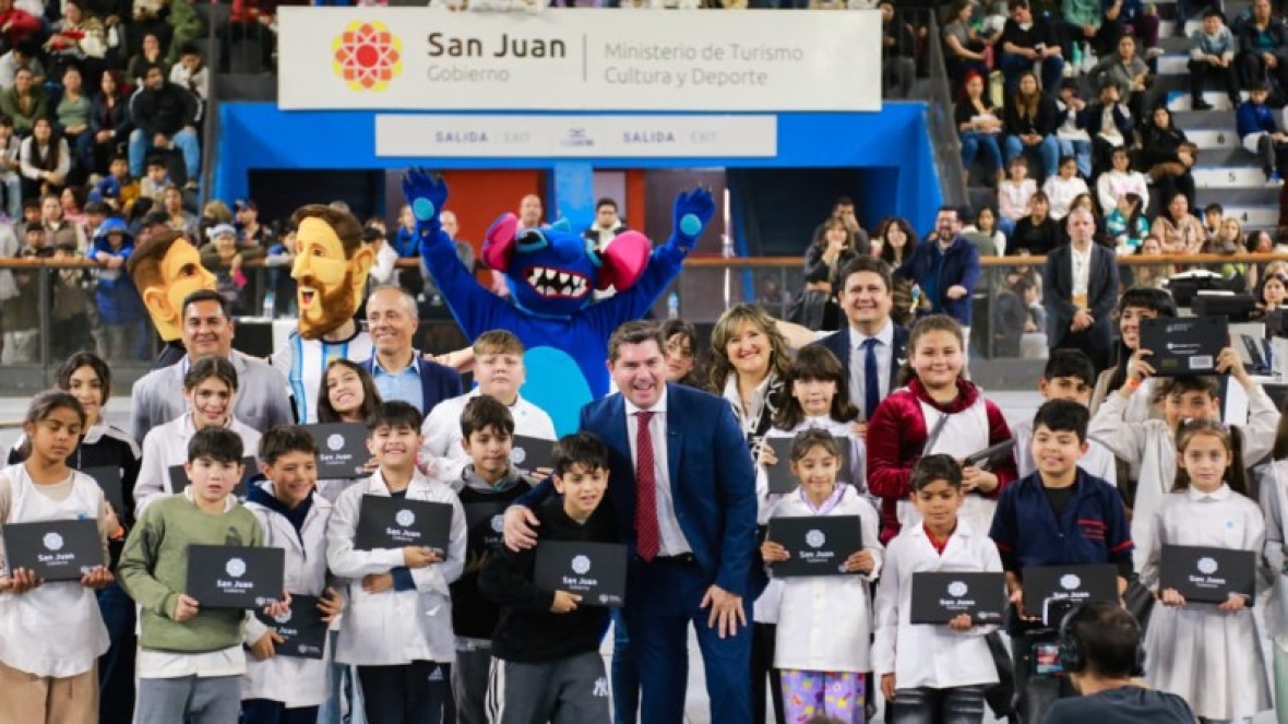 El gobernador Orrego encabezó la entrega de netbook a todos los estudiantes de 5to grado de Rawson