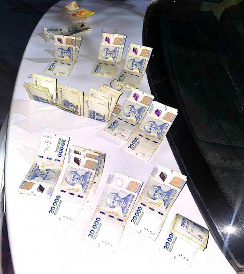 Parte del botín secuestrado a los delincuentes. 
