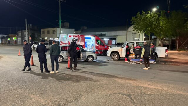 Importante siniestro vial en Capital: chocaron un auto y una camioneta.
