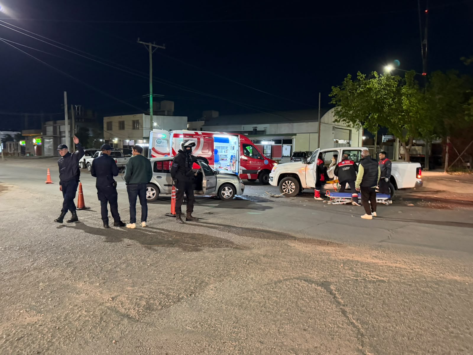 Importante siniestro vial en Capital: chocaron un auto y una camioneta.
