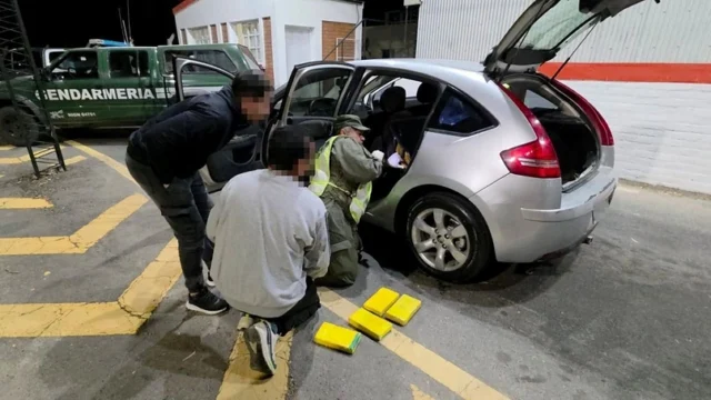 Ruta 40: detuvieron a dos hombres con más de 7 kilos de cocaína ocultos en un auto