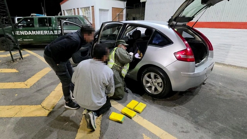 Ruta 40: detuvieron a dos hombres con más de 7 kilos de cocaína ocultos en un auto
