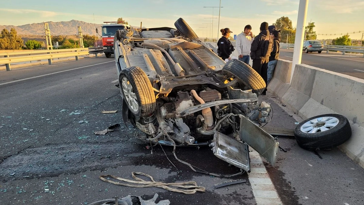 Impactante vuelco en Ruta 40: un joven de 19 años se quedó dormido, destrozó su auto y se salvó de milagro